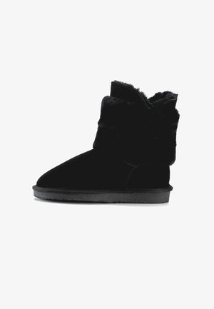 Musta nilkkuri, joka on tehty pehmeästä sametista ja siinä on keinoturkista valmistettu reunus. Mukana pyöreä kärki ja litteä kumipohja mukavuutta varten.