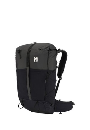 Sac à dos Millet noir et gris foncé avec bretelles rembourrées, ceinture à la taille, boucle avant et poches latérales en mesh.
