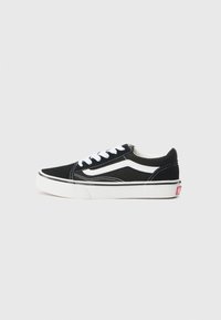 Schwarze Leinensneaker mit weißen Akzenten, klassischem Low-Top-Design, weißen Schnürsenkeln und einer strukturierten Gummisohle. Rotes Logo auf der Ferse.