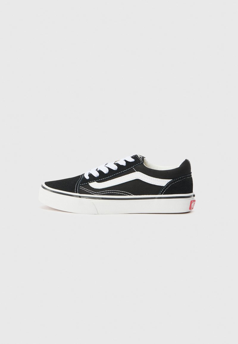 Schwarze Leinensneaker mit weißen Akzenten, klassischem Low-Top-Design, weißen Schnürsenkeln und einer strukturierten Gummisohle. Rotes Logo auf der Ferse.