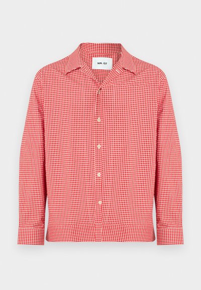 Κόκκινο και λευκό πουκάμισο με σχέδιο καρό, μακρυμάνικο, με γιακά, κουμπιά μπροστά και μικρή τσέπη στο στήθος, τοποθετημένο σε λευκό φόντο.