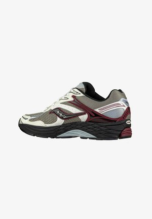 Zapatilla deportiva con parte superior de malla en tonos gris, blanco y burdeos, suela negra acolchada y patrones texturizados para mayor agarre.