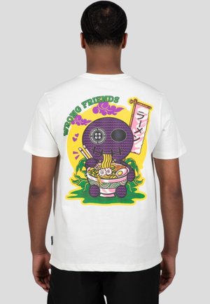 Camiseta blanca con un gráfico colorido de un personaje morado sosteniendo un tazón de fideos y el texto "AMIGOS EQUIVOCADOS" en verde.