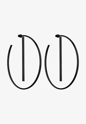 Zwarte metalen hoop oorbellen met een lange rechthoekige accent met reliëf branding, een gladde oppervlakte en een modern minimalistisch ontwerp.