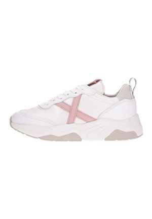 Sneaker bianco con accenti rosa, materiali in mesh e pelle, sistema di allacciatura, tallone testurizzato, suola in gomma e una linguetta sul retro.