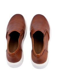 Braune Leder-Schlüpfschuhe mit glatter Oberfläche, weißer Gummisohle und elastischen seitlichen Einsätzen für einfachen Tragekomfort. Keine sichtbaren Muster oder Akzente.