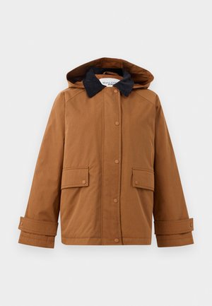 Giacca a cappuccio marrone con colletto in corduroy blu, chiusura a bottoni a pressione e due tasche frontali a toppa. Presenta un tessuto liscio e resistente.