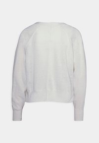 Suéter de manga larga gris claro con un corte relajado, puños acanalados y un escote ancho. Textura suave con un diseño liso y minimalista.