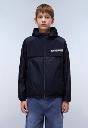 Marineblaue Kapuzenjacke mit Reißverschluss vorne, ausgestattet mit einer Brusttasche und kontrastierendem Panel. Das Material wirkt glatt und wasserdicht.