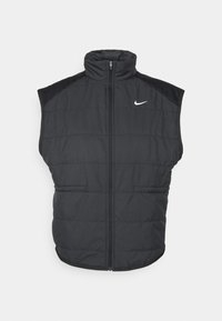 Sort ærmeløs puffer-vest med høj krave, quiltet design, lynlåslukning foran og Nike-logo i hvid på venstre bryst.