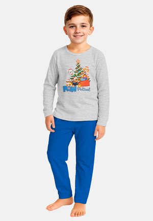 Grau langärmeliges Shirt mit einem Weihnachtsdruck und blauen Hosen. Das Design zeigt Cartoonfiguren und einen Weihnachtsbaum. Weiche Textur.