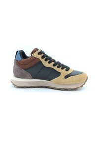 Sneaker da uomo realizzato con una combinazione di materiali in suede e pelle. I colori includono nero, beige, marrone e accenti blu. Dettagli texturizzati.