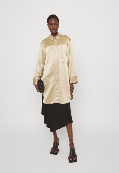 By Malene Birger OLISSE - Vestido camiseiro - nature