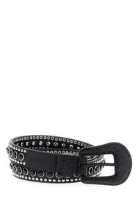 Cinturón de cuero negro con tachuelas de tono plateado y hebilla decorativa, que presenta un diseño en relieve y una superficie texturizada.