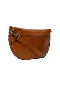 Borsa a tracolla in pelle marrone con lati intrecciati, tasca frontale con zip e tracolla regolabile impressa con "RE:DESIGNED".