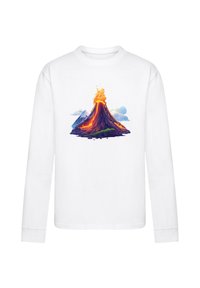 Weißes Langarmhemd mit einem bunten Grafikdesign eines ausbrechenden Vulkans, der orangefarbene Lava und Wolken im Hintergrund zeigt.