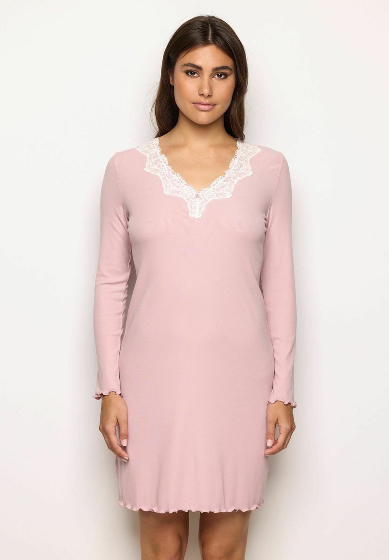 Il vestito da notte lungo rosa presenta un collo a V con un bordo in pizzo bianco, un busto aderente e un orlo ondulato per un aspetto morbido e testurizzato.