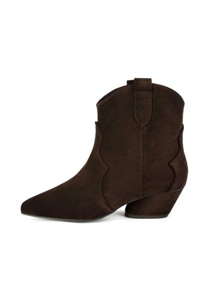 Braun Wildleder-Ankle-Boot mit spitzem Zehenbereich und schrägem Absatz. Mit dekorativen Nähten und einem Zugtab am Rücken. Glatte Textur.