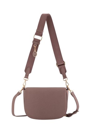 Braune Kunstleder-Crossbody-Tasche mit einem Klappenverschluss, goldfarbener Hardware und verstellbarem Trageriemen. Strukturierte Oberfläche mit einem schlichten Design.