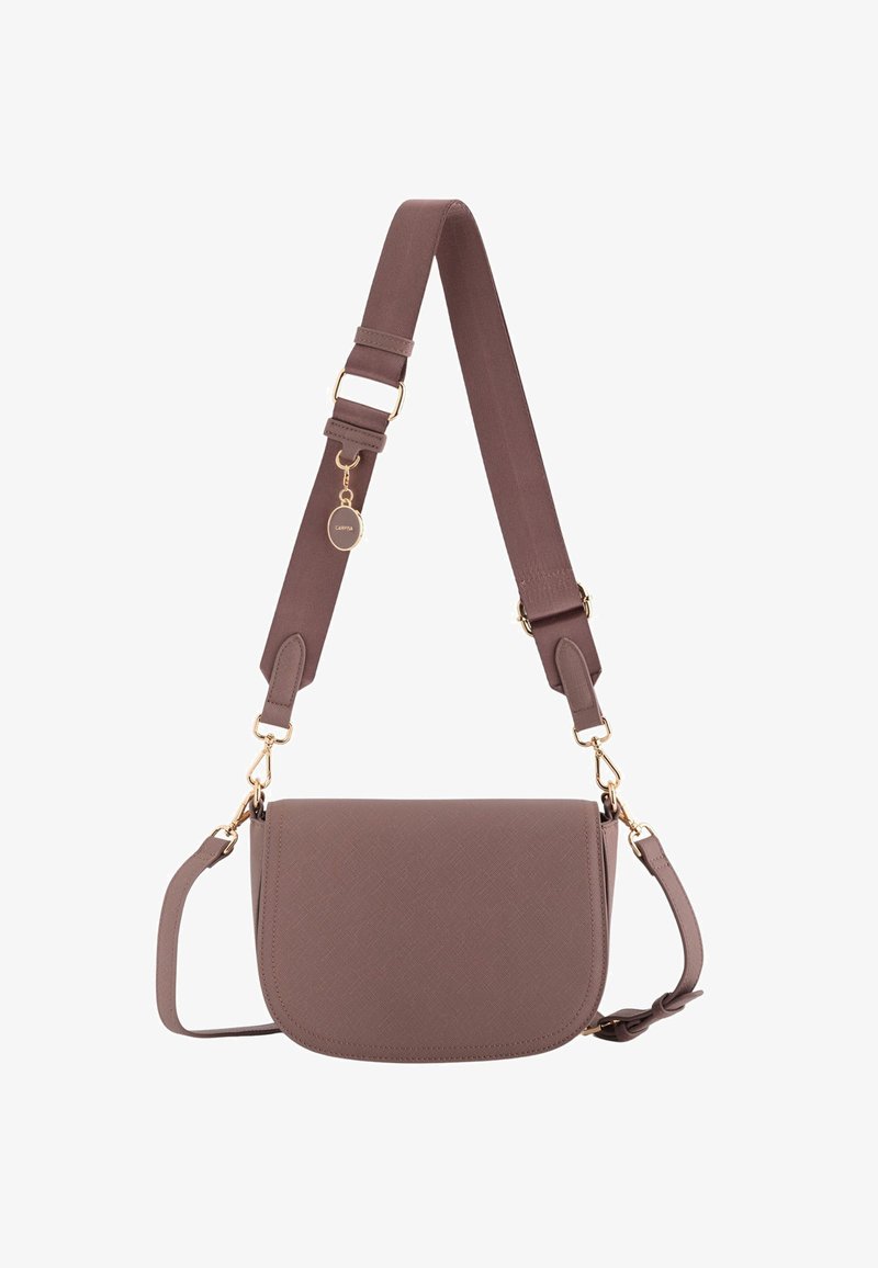 Ruskea tekonahkainen olkalaukku, jossa on läppäsulku, kultaiset yksityiskohdat ja säädettävä hihna. Strukturisoitu pinta yksinkertaisella designilla.