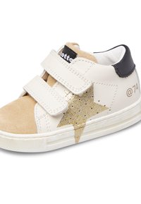 Sneaker bianco in pelle con punta in suede beige, stella glitter oro come dettaglio e due cinturini in velcro. Para tallone nera con dettagli del logo.