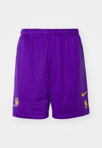 Vijolične košarkaške kratke hlače iz mrežastega materiala z rumenimi poudarki, z logotipom in emblemom NBA. Elastičen pas za prilagodljivo prileganje.