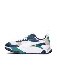Sport sneaker met een combinatie van witte, marineblauwe en groene materialen. Mesh tong, gestructureerde accenten, dikke zool met gevormde details.