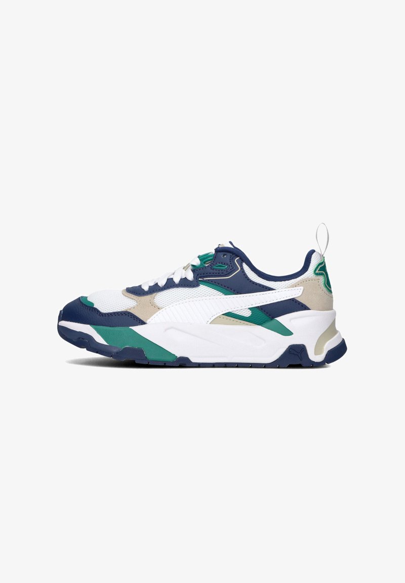 Sport sneaker met een combinatie van witte, marineblauwe en groene materialen. Mesh tong, gestructureerde accenten, dikke zool met gevormde details.