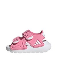 Różowe sportowe sandały z formowaną syntetyczną cholewką, podwójnymi regulowanymi paskami, białymi akcentami i teksturowaną białą gumową podeszwą.