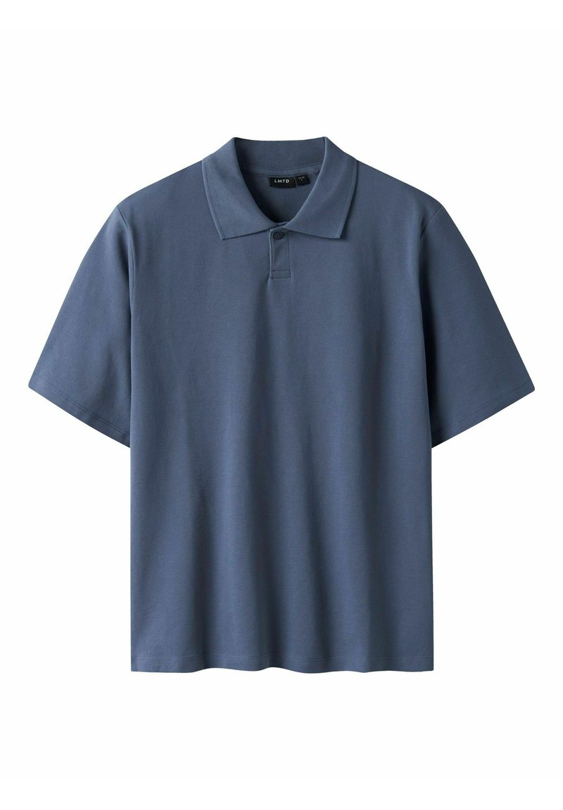 Polo a maniche corte in misto cotone di colore blu scuro, con colletto classico e pattina con tre bottoni. Tessuto liscio e vestibilità comoda.
