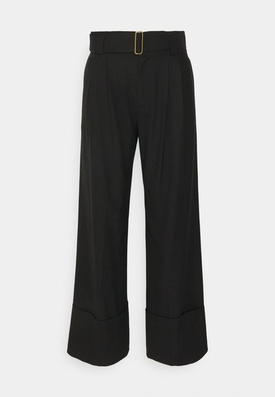 Μαύρο παντελόνι σε φαρδιά γραμμή με ψηλή μέση, που διαθέτει εμπρόσθιες πιέτες και χρυσή ορθογώνια αγκράφα στη ζώνη. Λείο υφαντό ύφασμα.