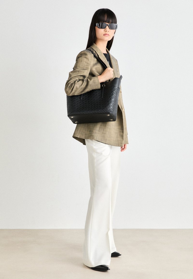Bolso Bandolera BOSS Alyce Shopper DM Negro - Cuero De Vaca, Grande (33x28.5x14 Cm), Compartimentos Múltiples