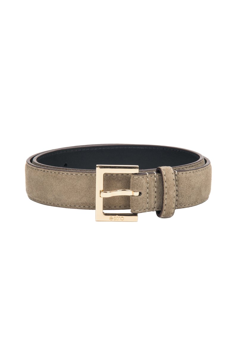 Groene suède riem met een gouden metalen gesp, voorzien van een gestructureerd oppervlak en gestikte randen, ontworpen voor veelzijdig gebruik.