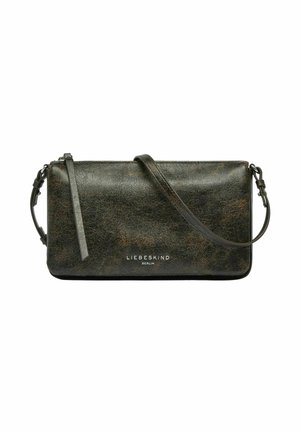 Bolso bandolera rectangular de cuero texturizado verde oscuro con correa ajustable y logotipo "Liebeskind Berlin" en la parte delantera.