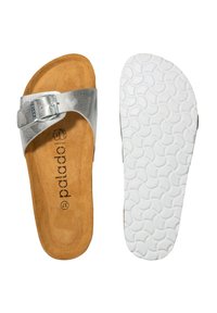 Silverfärgade spännesandaler med en brun mockafotsäng och en texturerad vit gummisula med ett cirkulärt mönster. Storlek 37 angiven.