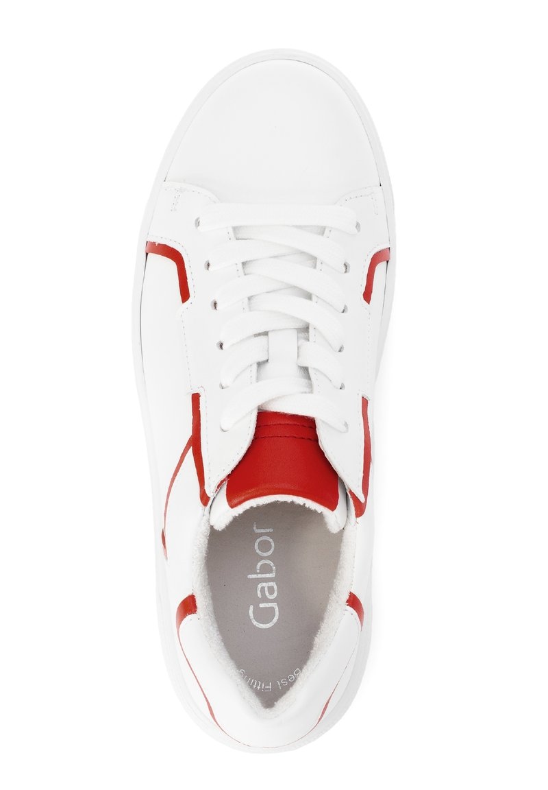 Weiße Sneaker mit roten Akzenten, ausgestattet mit einem glatten Leder-Obermaterial, runder Zehenpartie und klassischem Schnürdesign. Logo auf der Innensohle sichtbar.