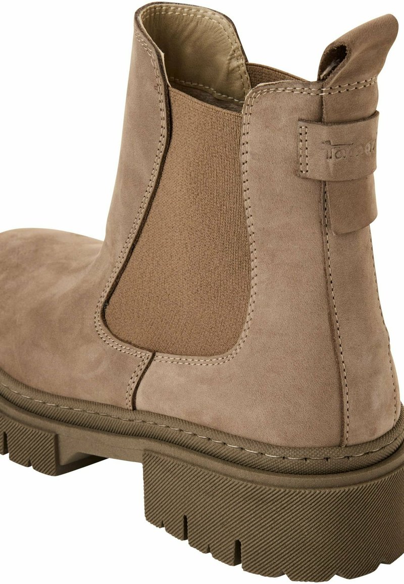 Beżowe zamszowe botki Chelsea z elastycznymi panelami bocznymi, teksturowana gumowa podeszwa oraz pętelka z tyłu ułatwiająca zakładanie.