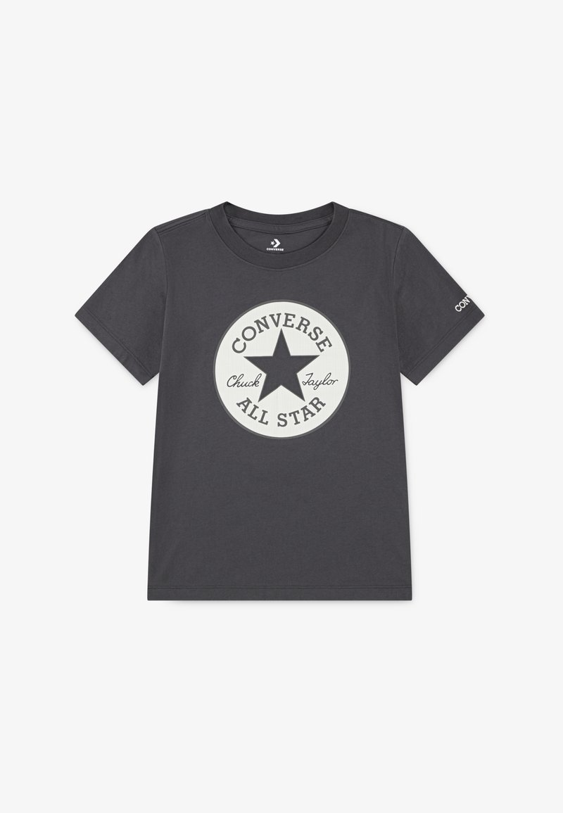 T-shirt de algodão cinza com um logo circular branco com uma estrela preta e o texto "CONVERSE Chuck Taylor ALL STAR." Mangas curtas, decote redondo.