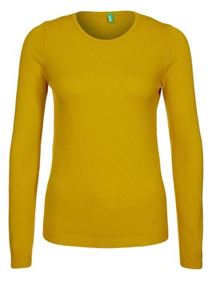 Langärmliger, senfgelber Strickpullover mit rundem Halsauschnitt, enger Bündchen und einem kleinen Logo nahe dem unteren Saum.