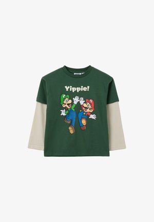 Grünes Langarm-T-Shirt mit einem Grafikdruck von zwei animierten Charakteren und dem Text "Yippie!", ergänzt durch beigefarbene Ärmel.