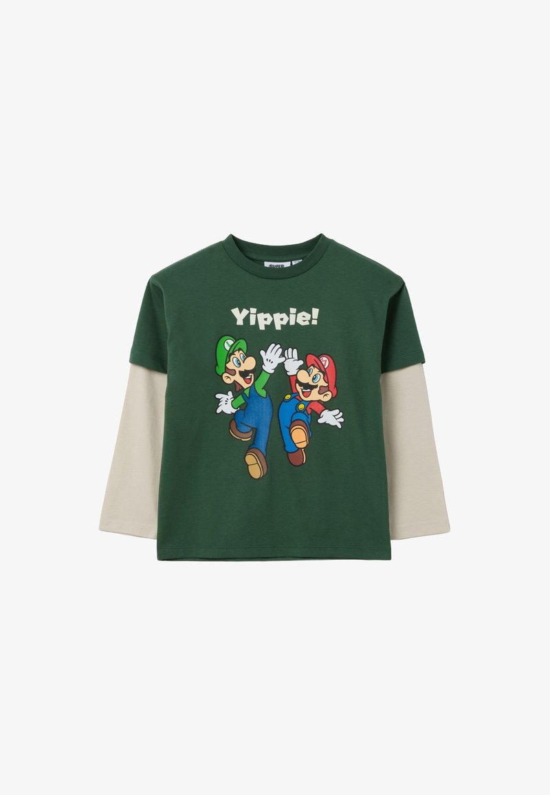 Grünes Langarm-T-Shirt mit einem Grafikdruck von zwei animierten Charakteren und dem Text "Yippie!", ergänzt durch beigefarbene Ärmel.