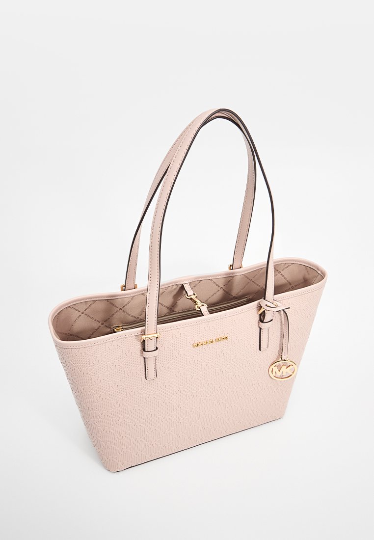 Bolso tote de Michael Kors en rosa empolvado con dobles asas, charm de logo en tono dorado y bolsillo con cremallera interior, con un sutil patrón de MK en relieve.
