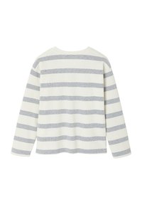 Weißes Langarmshirt mit horizontalen blauen Streifen, rundem Halsausschnitt und weicher Textur. Einfaches, lässiges Design ohne zusätzliche Details.