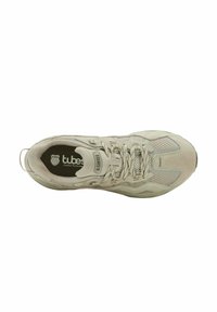 Beige K-Swiss lenkkarit, joissa on verkko- ja mokkapaneelit, nauhakiinnitys, pehmustettu kaulus ja näkyvä "tubes"-mukavuusteknologia sisäpohjassa.