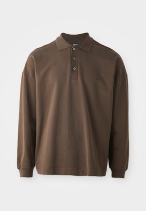 Smeđa dolčevita dugih rukava s ovratnikom, tri gumba i rebrastim manžetama. Izrađena od mekanog pamučnog materijala s opuštenim krojem.