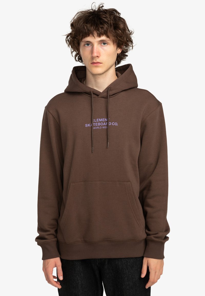 Hnedá mikina s kapucňou vyrobená z jemnej tkaniny, s prednou vrecko, šnúrkou na kapucni a fialovým potlačeným logom na hrudi.