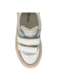 Zapatilla con parte superior de cuero blanco, acentos de ante azul claro y detalles en ante marrón. Cuenta con dos correas de Velcro y puntera perforada para mayor transpirabilidad.