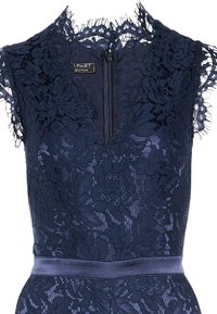 Vestido de encaje azul marino con patrones florales, mangas de encaje cortas, cinturilla de satén y cremallera trasera oculta. Textura de encaje intrincado.