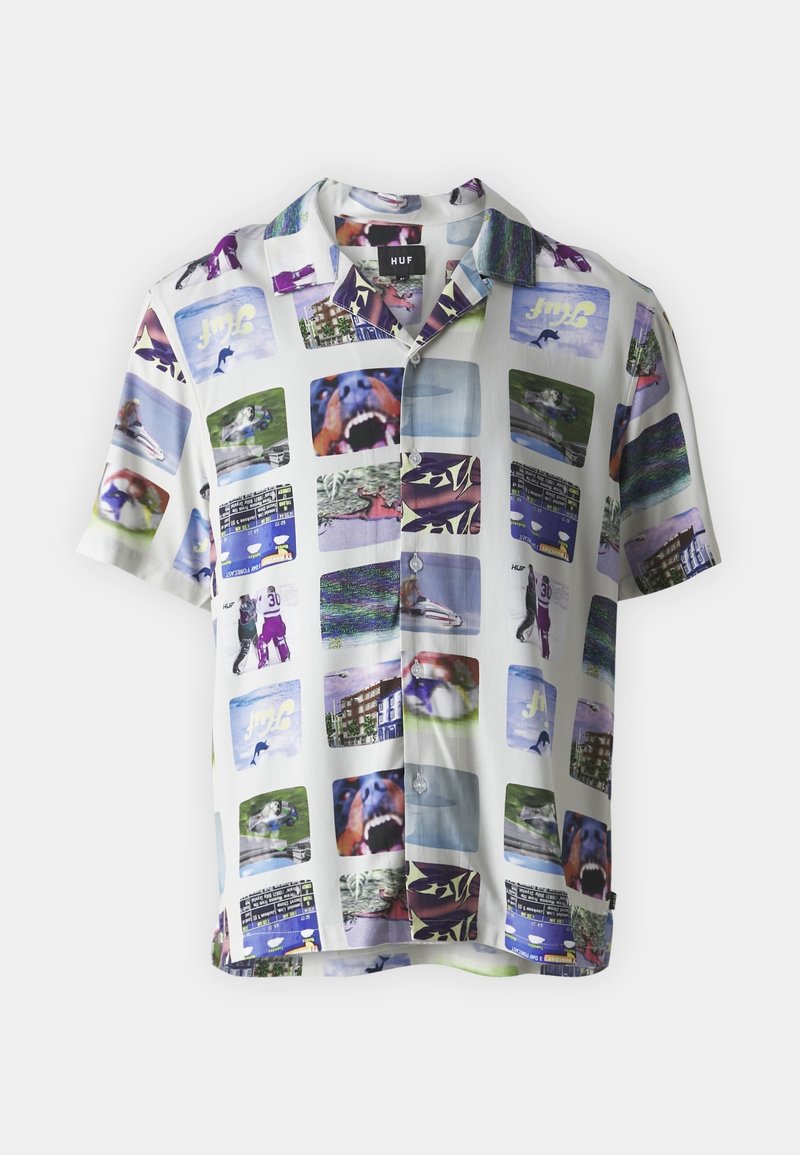 Chemise à manches courtes avec boutons, imprimé en collage de diverses photos colorées, incluant des animaux, des bâtiments et des blocs de texte.