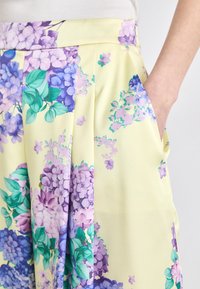 Marc Cain Pantalon classique - bright vanilla